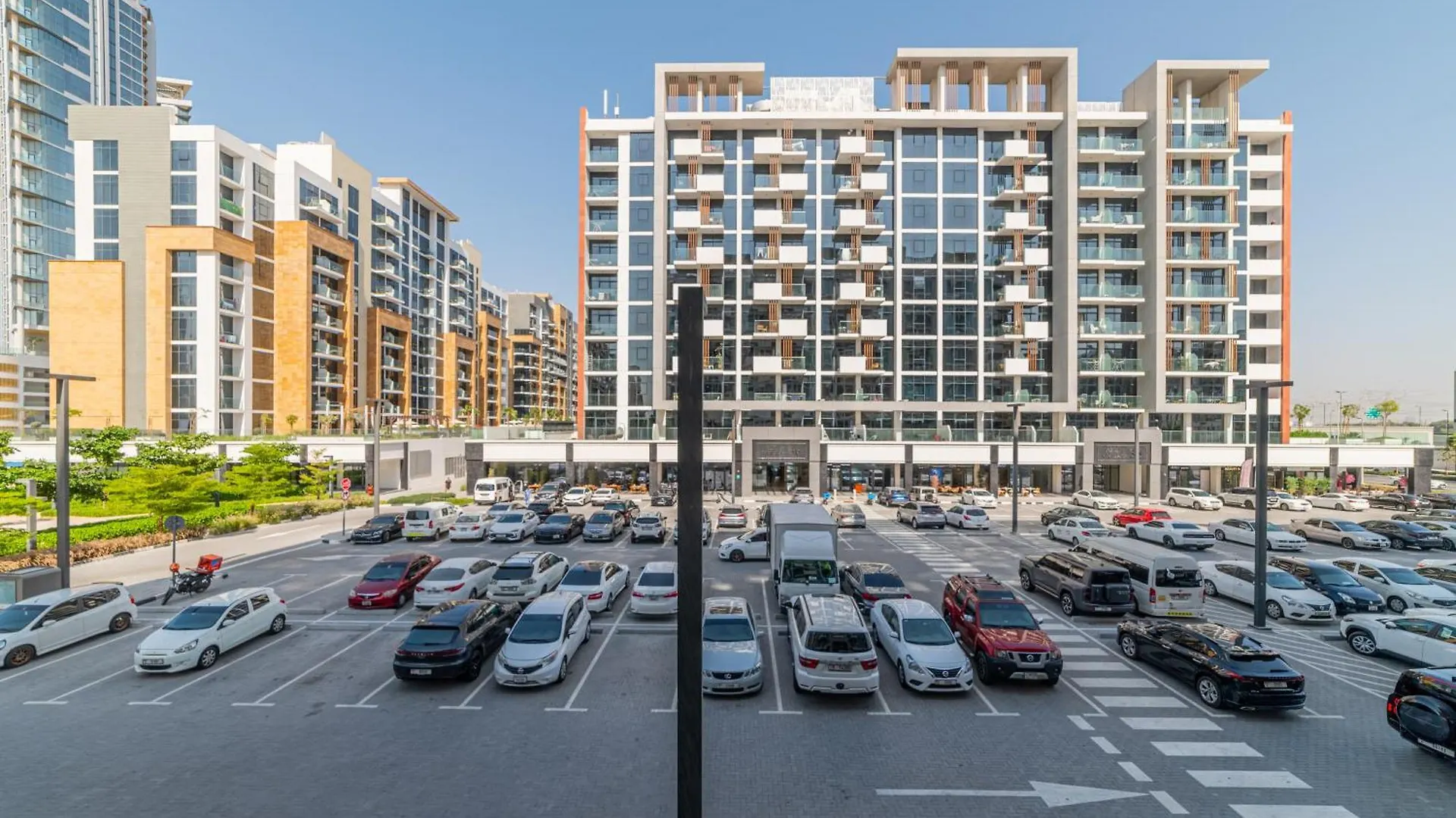 Bright & Spacious Studio In Azizi Riviera 24 Dubai 0*,